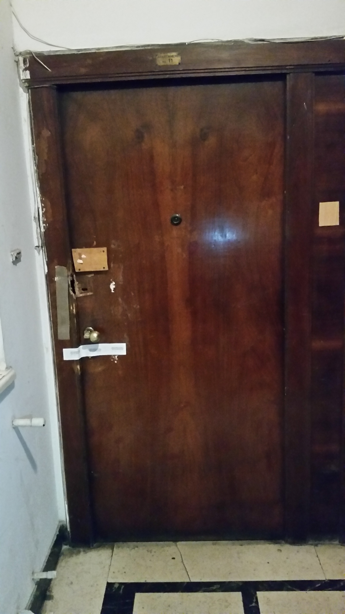 Administratorul blocului ne-a spus ca nimic nu a disparut din casa maestrului, iar in interior se afla si pianul la care a compus melodiile care l-au facut celebru