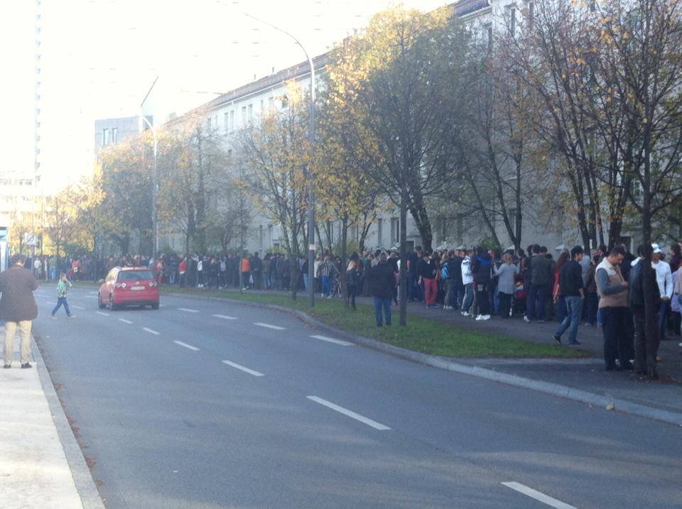 MAE a promis ca va rezolva problemele romanilor din Diaspora in turul doi al alegerilor prezidentiale. Acestia nu vor mai sta la astfel de cozi pentru a vota