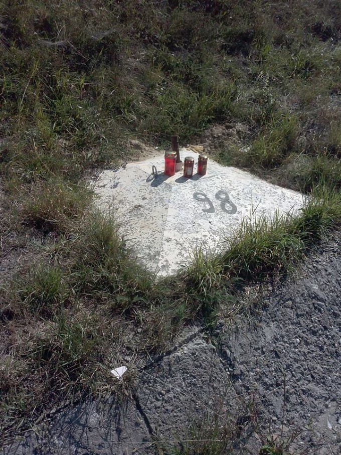 Apropiatii concurentului au mers la locul accidentului pentru a aprinde lumanari in memoria sotilor Trifan