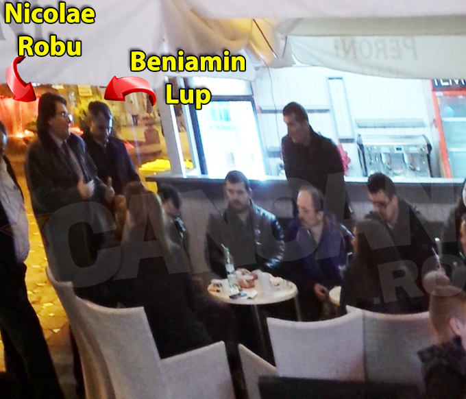 Primarul Timisoarei, Nicolae Robu, a petrecut minute bune de vorba cu liderii protestatarilor din Piata Operei