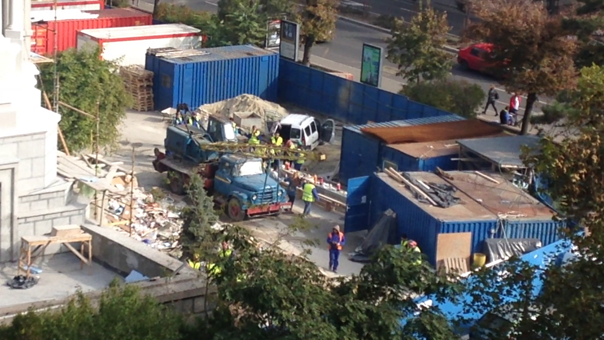 Sindrofia a inceput in jurul pranzului, iar la ea nu au participat toti muncitorii. Unii au ales sa isi vada de treaba