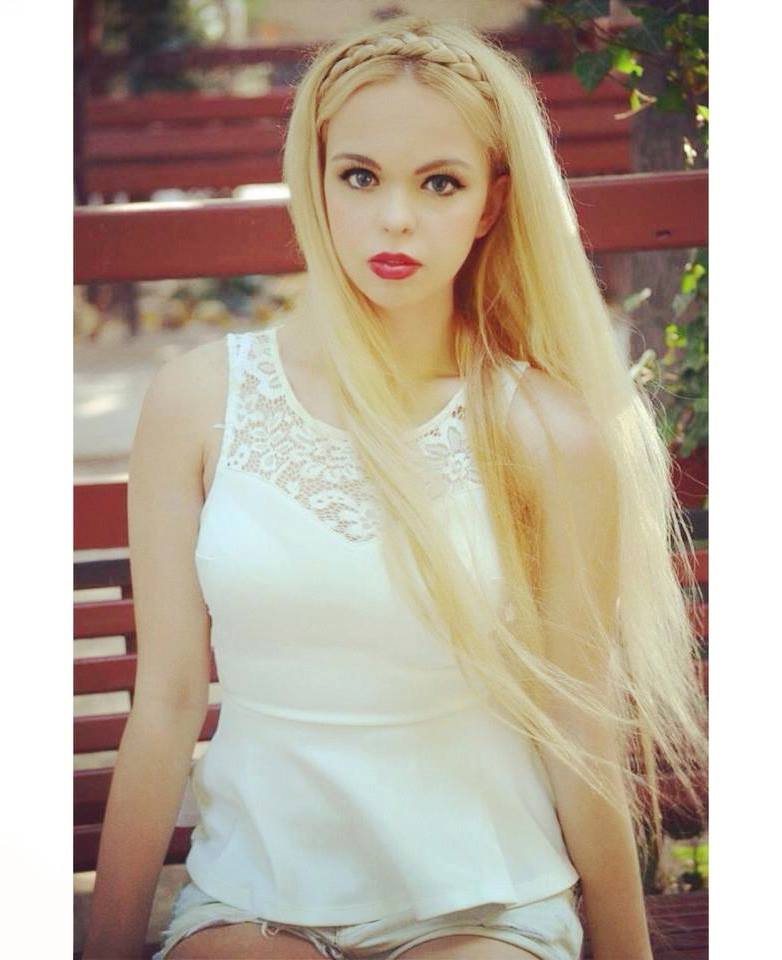 Sabrina seamana perfect cu papausa Barbie