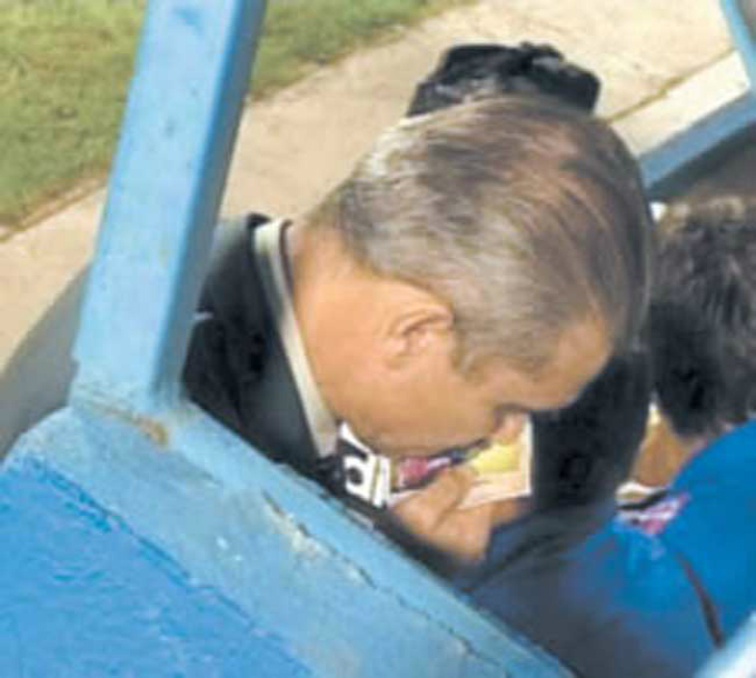 Inainte unui meci, camerele tv l-au surprins pe Iordanescu in timpul ce se ocupa cu pupatul icoanelor