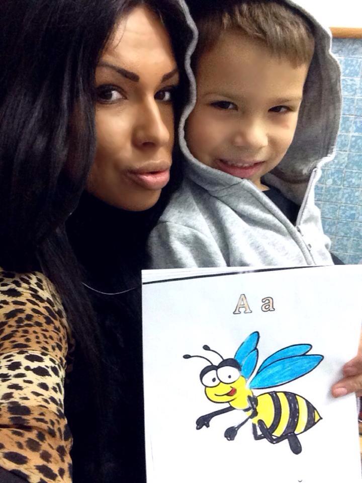 Mihaela alaturi de unul dintre fii sai