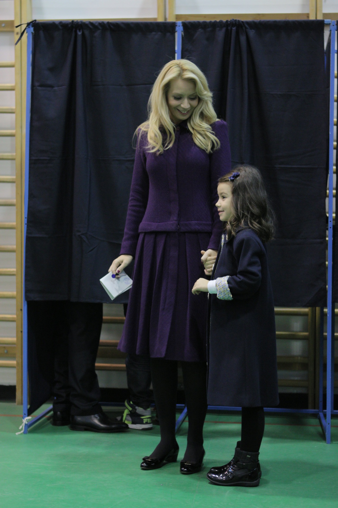 Daciana Sarbu a venit la vot intr-un deux-pieces mov