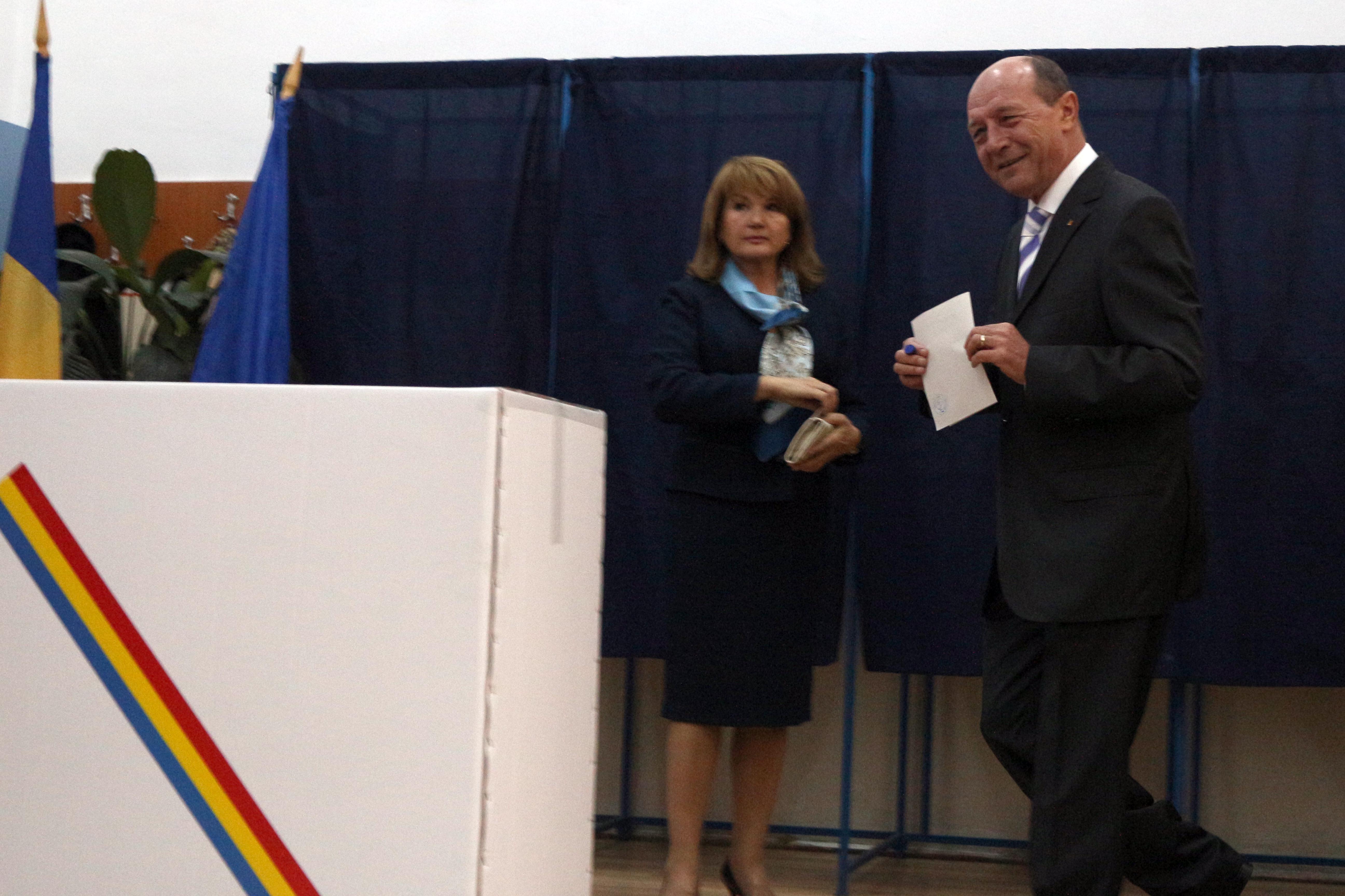 Basescu si sotia au votat impreuna, in jurul orei 11