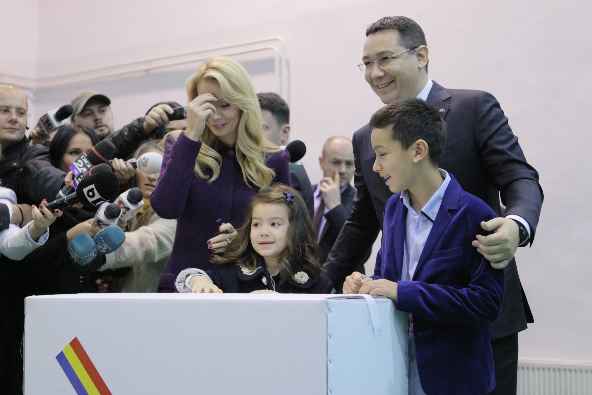 Victor Ponta a mers la alegeri insotit de sotie si cei doi copii