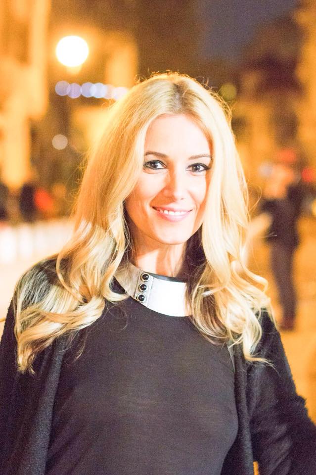 Frumoasa blonda a facut furori cu bluza transparenta