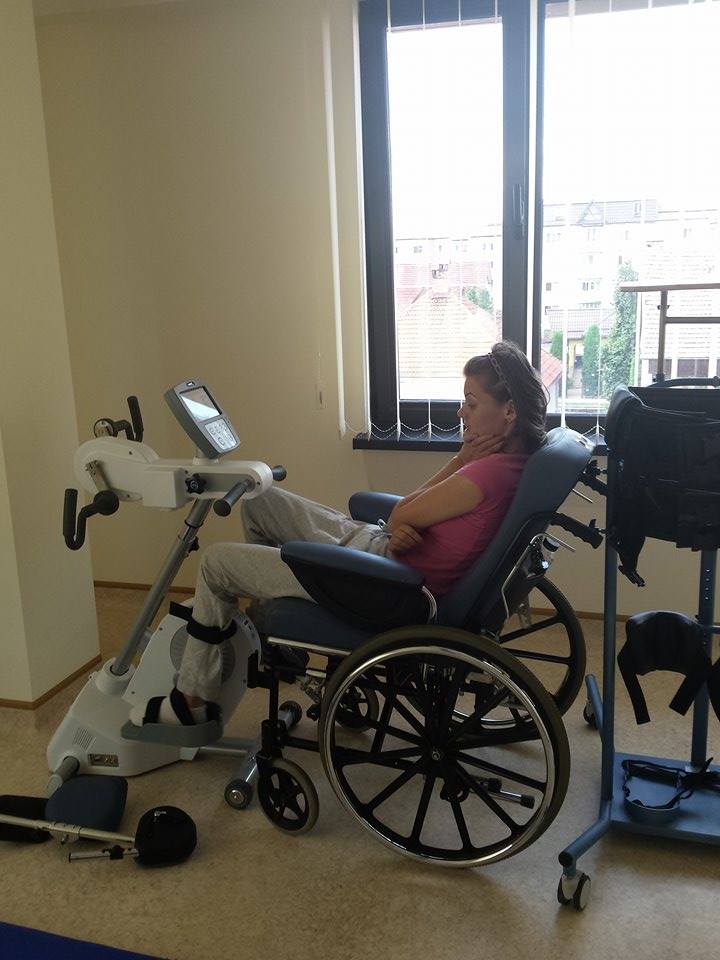 Anamaria lupta din greu sa poata merge din nou