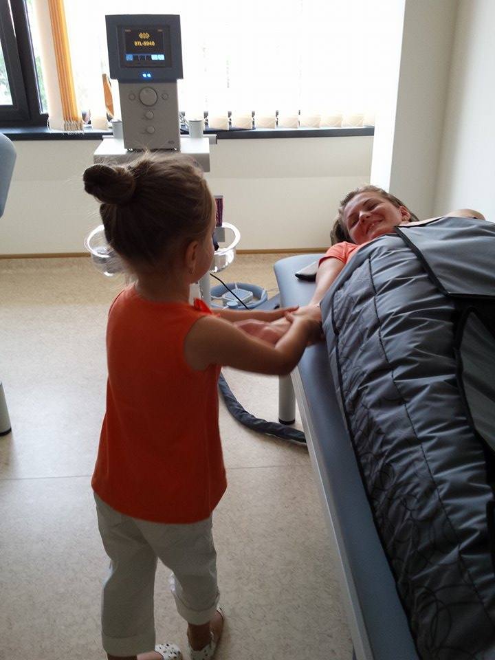 Alaturi de frumaosa artista este mereu copilul unui alt cantaret, vecin cu ea