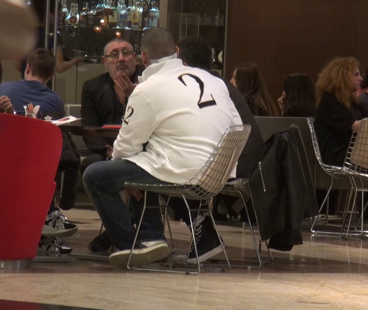 Simpaticul personaj gesticuleaza amplu pentru a-si face cunoscut punctul de vedere