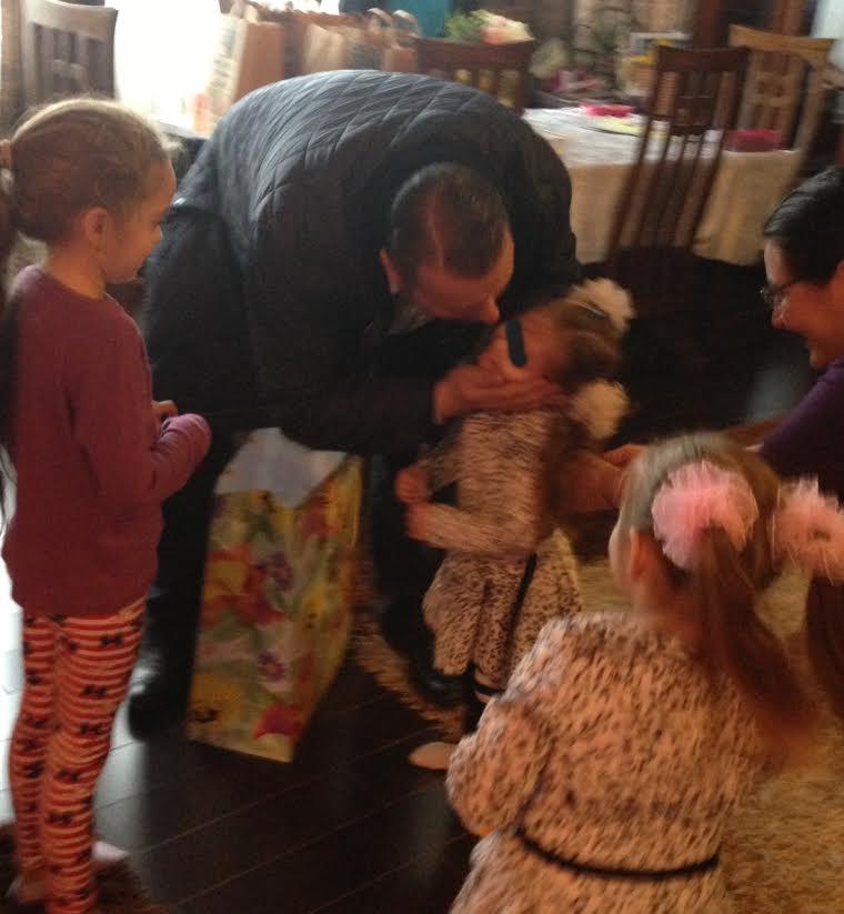 Nasul fetitelor, Stefan Florescu, le-a adus o multime de cadouri