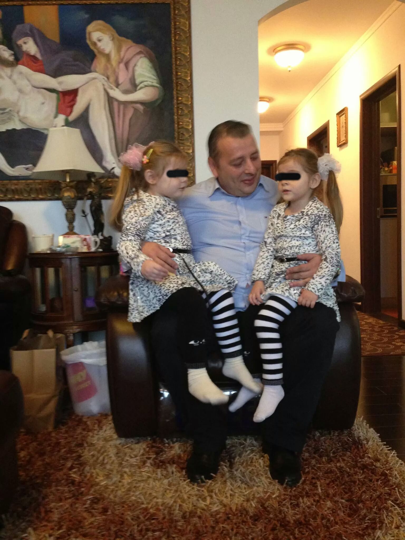 Stefan Florescu alaturi de gemenele maicutei