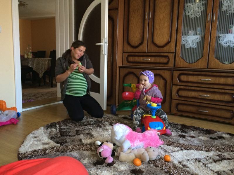 Andreea alaturi de fiica ei Georgi, chiar cu cateva zile inainte sa nasca