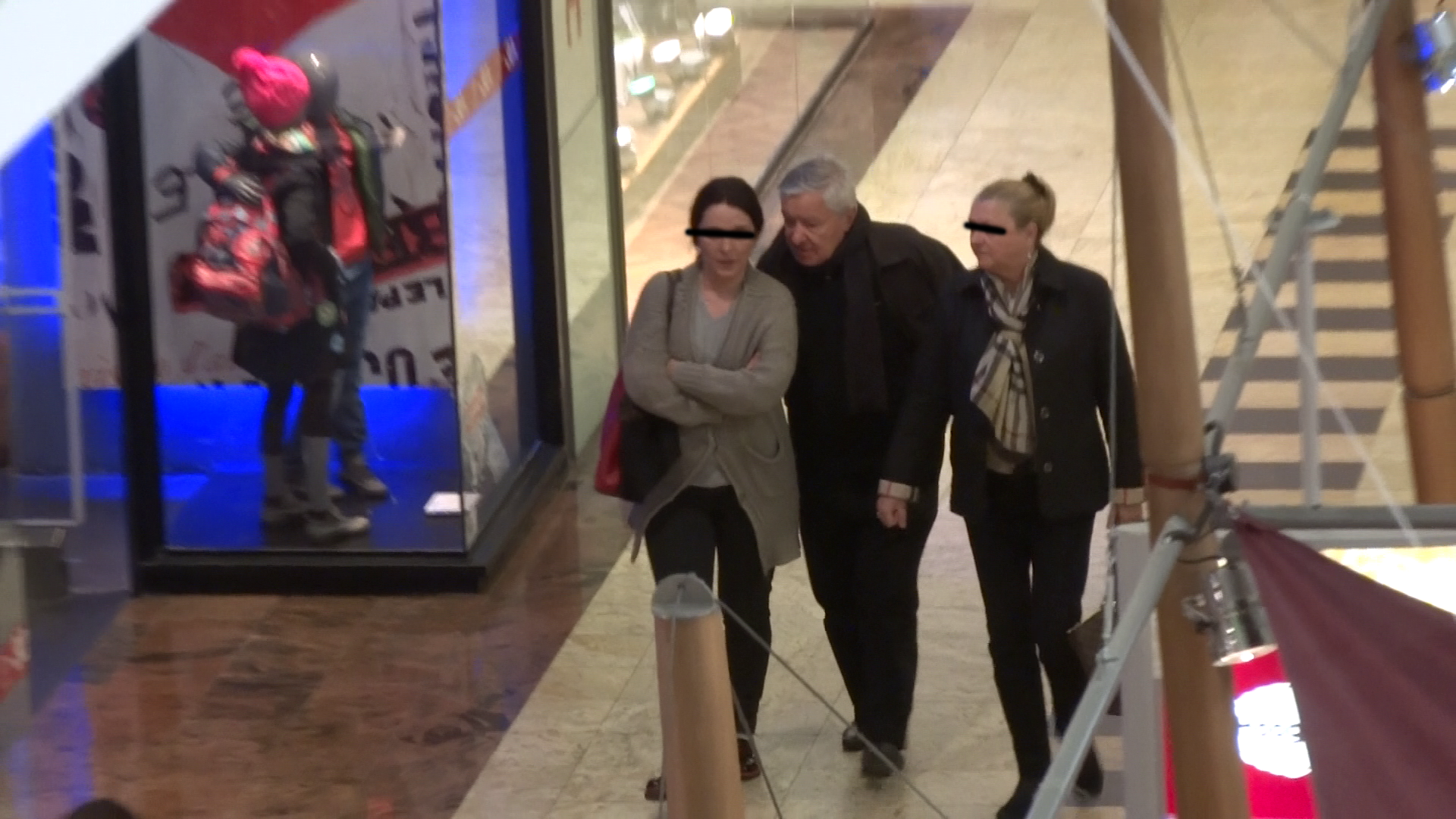 Serban Mihailescu discuta cu cele doua femei