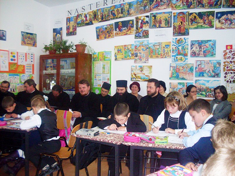 La orele de religie participa uneori si reprezentantii Bisericii