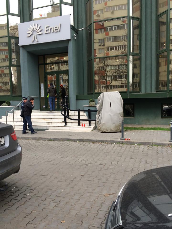 Cati anagajati din subordinea sa au aprins cateva lumanari langa locul tragediei