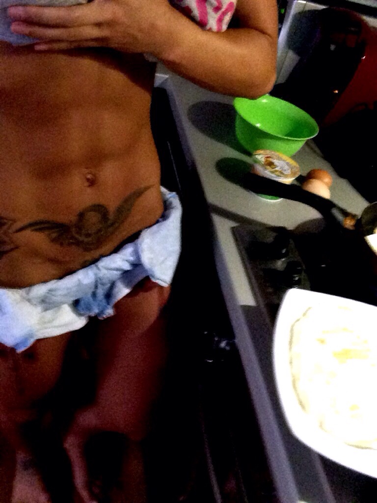 Frumoasa bruneta are un corp de invidiat, iar preparatele folosite in dietele pe care le tine si le pregateste singura