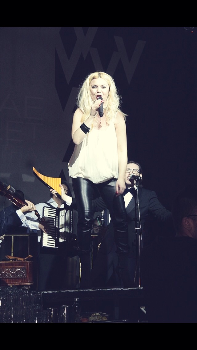 Crina Matei s-a urcat pe bar sa faca atmosfera