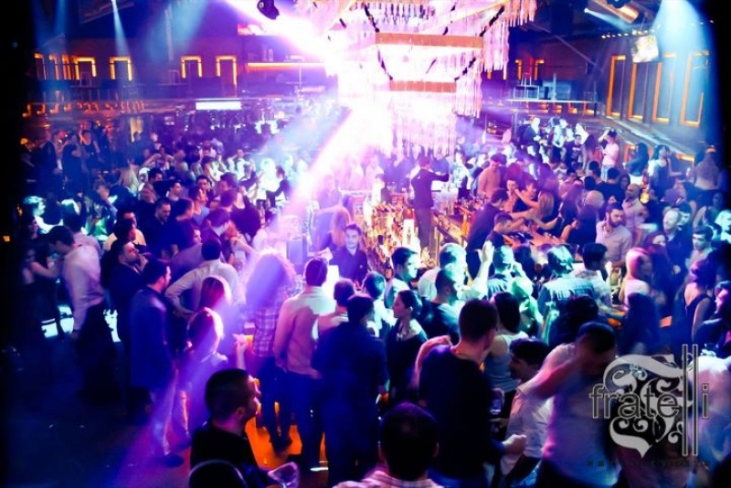 Sebastian Ghita a petrecut alaturi de tineri, pana la 5 dimineata (sursa foto: stiripesurse.ro)