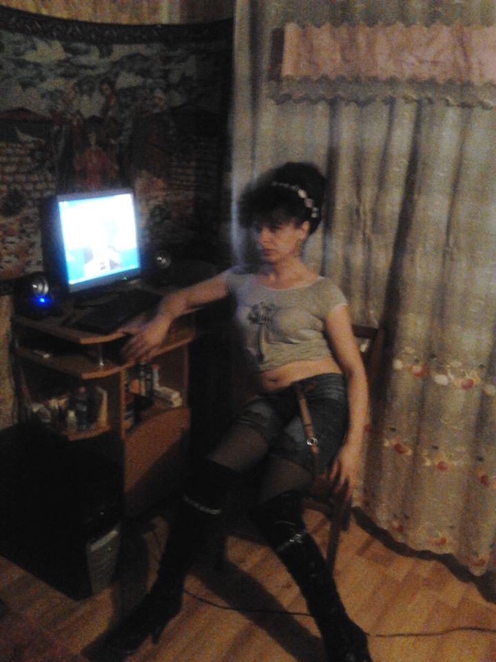 Rodica adora sa se pozeze in ipostaze sexy in casa