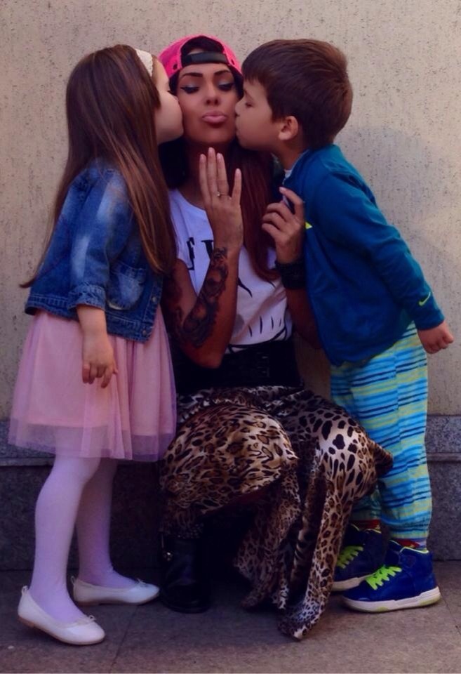 Mihaela alaturi de cei doi prichindei ai sai