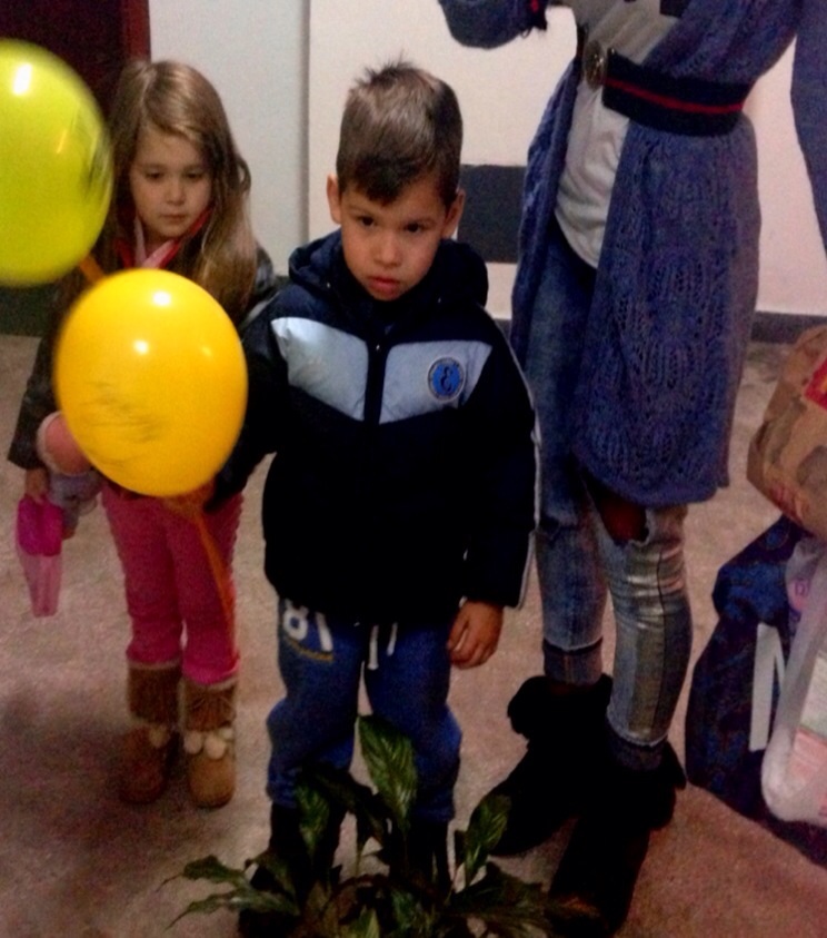 Frumoasa bruneta este topita dupa cei doi micuti