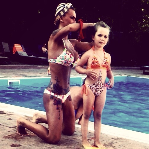 Mihaela la piscina alaturi de fiica sa