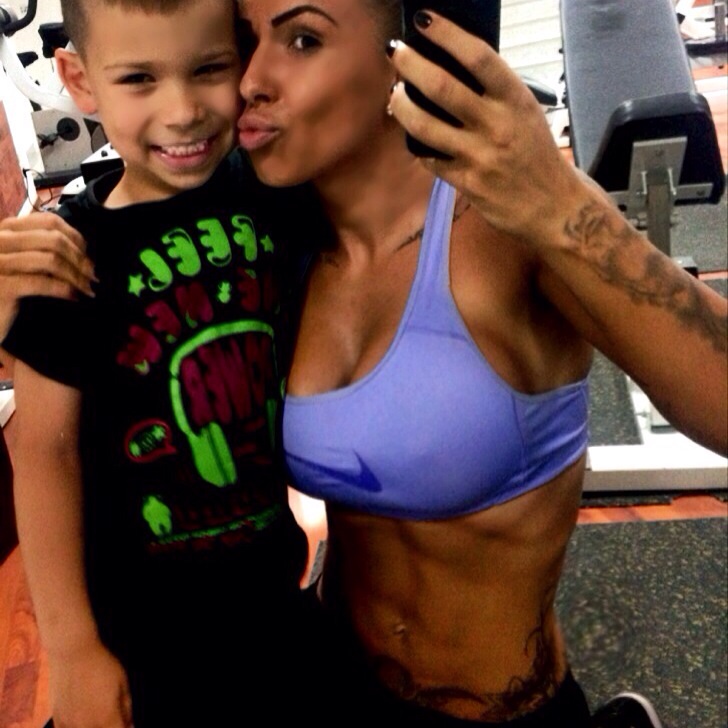 Adrian alaturi de mama sa