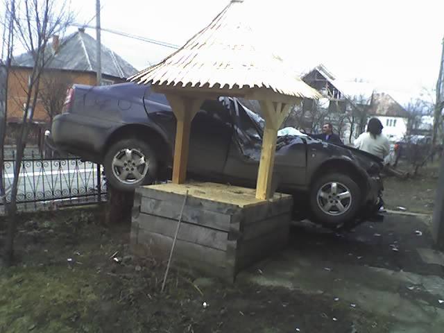 Acest sofer si-a parcat masina direct pe fantana din curtea casei