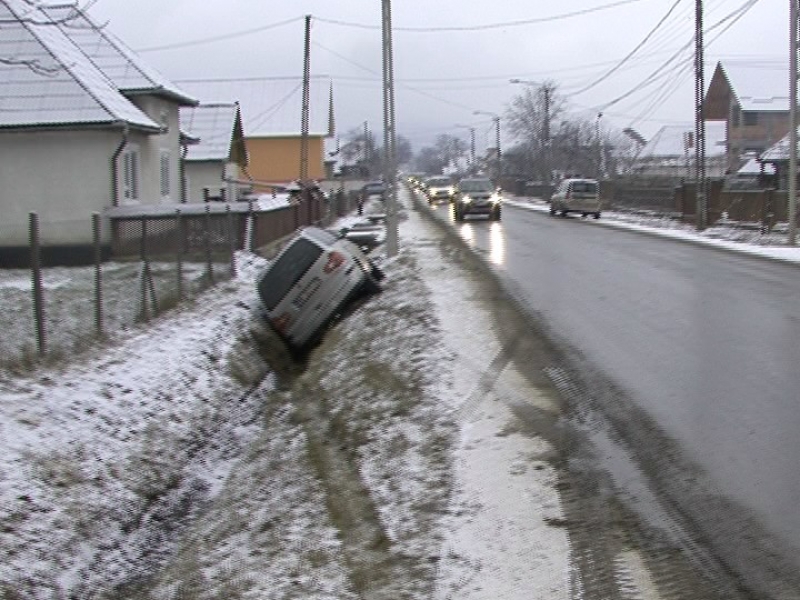 Nu se stie daca a vrut sa depaseasca o alta masina, cert este ca a ajuns cu masina pe contrasens in sant