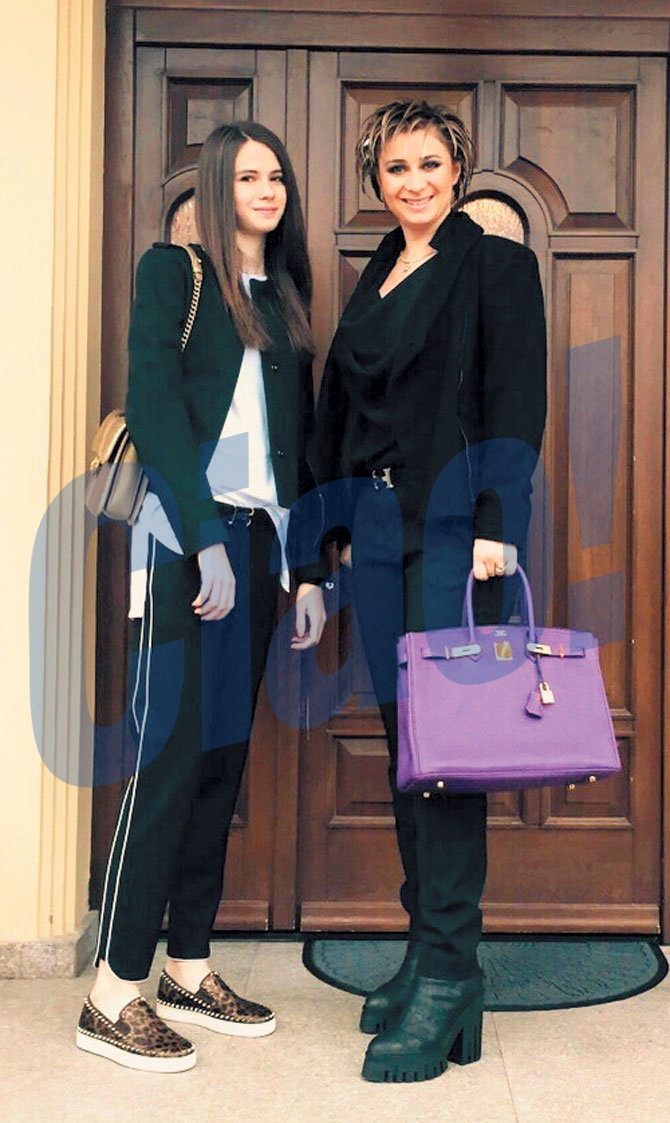 Cand poarta Hermesul de la Reghe, geanta Chanel este purtata de fiica ei, eleva de liceu