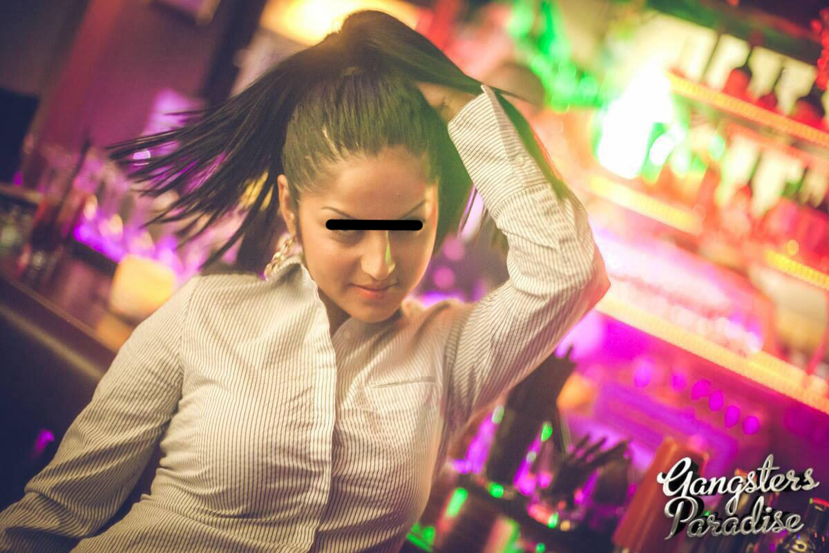 Alina este tot bruneta, la fel ca Roxana Dobre, iubita oficiala a manelistului