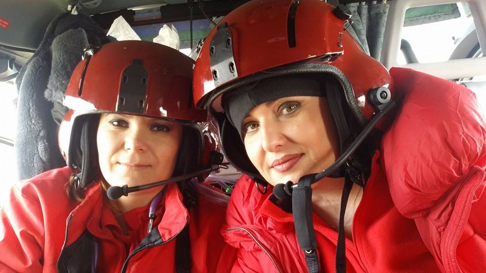 Laura Vizireanu, alaturi de asistenta insarcinata care si-a pierdut si ea viata in accident. Poza este facut acum un an, de Craciun