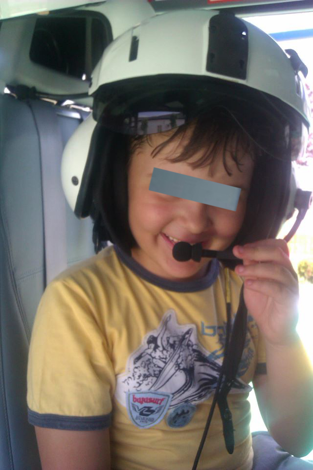 Fiul Laurei era incantat de meseria mamei sale si ii placeau mult elicopterele