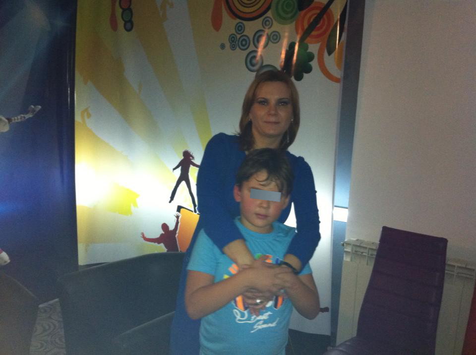 Laura isi crestea singura copilul