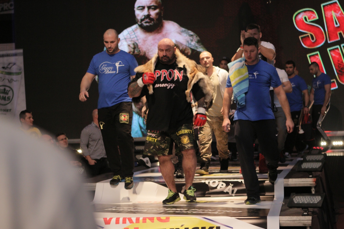 Sandu Lungu a fost condus in ring de lupattorul Ciprian Sora si cantaretul Puya