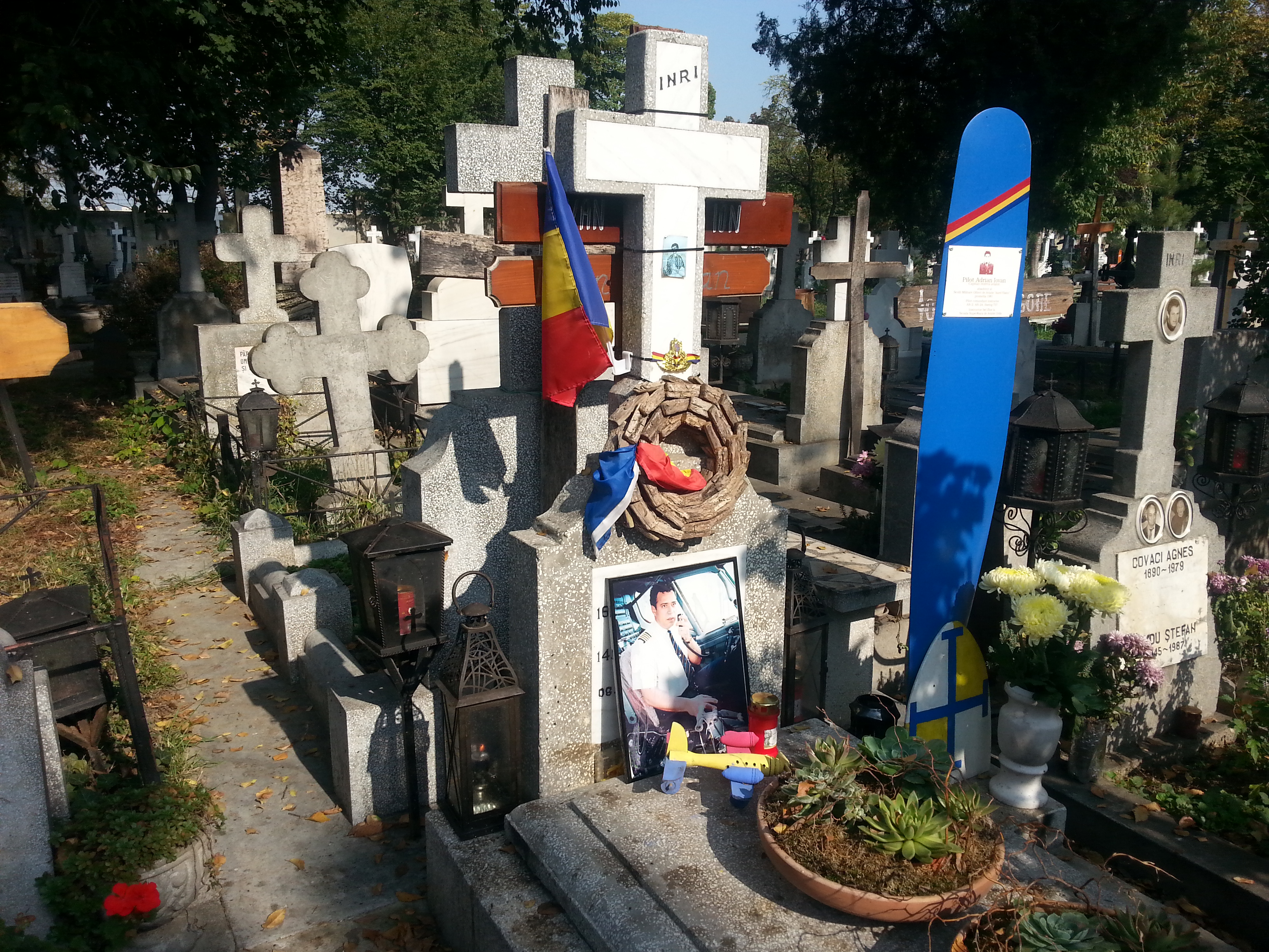 Mormantul lui Adrian Iovan este unul din cele mai ingrijite din Bellu Catolic