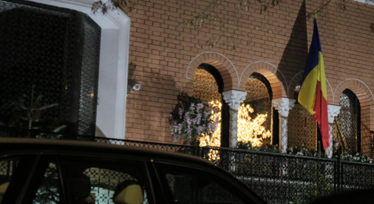Beculetele din casa lui Ilie Nastase lumineaza toata strada