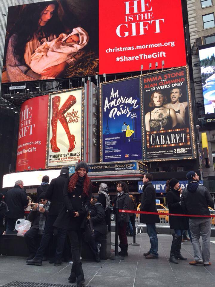 Ciudat este ca in mai toate pozele este singura in celebrul New York