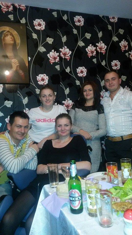 Anamaria German alaturi de Leo, sotul ei (in galben) si cativa prieteni de Craciun