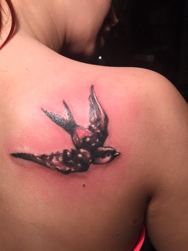 Frumoasa casnica si-a tatuat pe umar o randunica