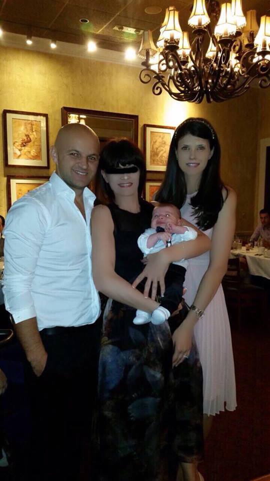 Micul Elias alaturi de mama si tatal sau, dar si de matusa sa, sora Oanei Paveluc Lazar