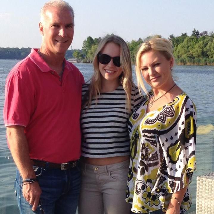 Fiica Adriana Daminescu alaturi de noua ei familie, in parcul Herastrau