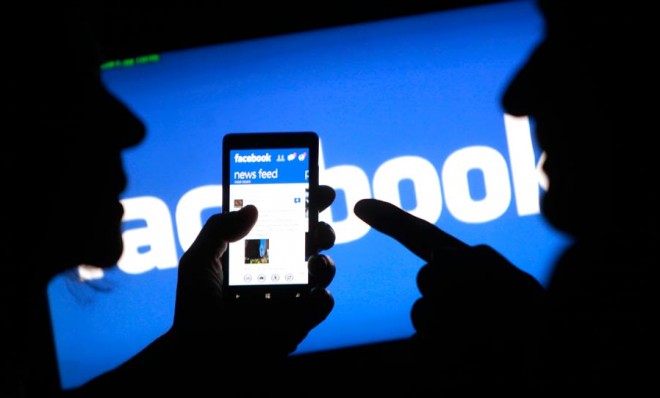 Facebook-ul e accesat tot mai mult de pe dispozitive mobile