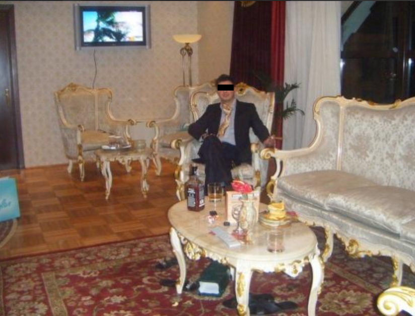 Barbatul si-a mobilat casa intr-un stil pompos