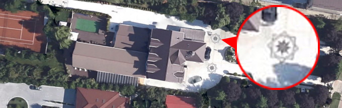 Din satelit se vad clar cele doua desene cu steaua in opt colturi din fata casei lui Gigi Becali