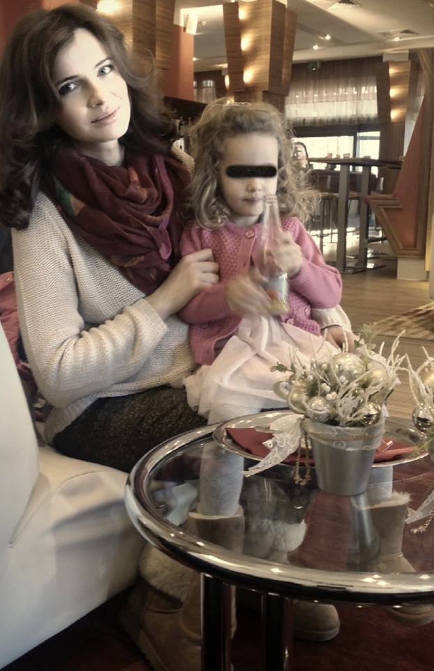 Gabriela Ciobica, devenita Botezat dupa casatorie, alaturi de fiica ei