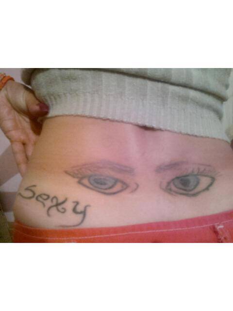 Morosanca si-a facut cateva tatuaje chiar la o palma deasupra fundului