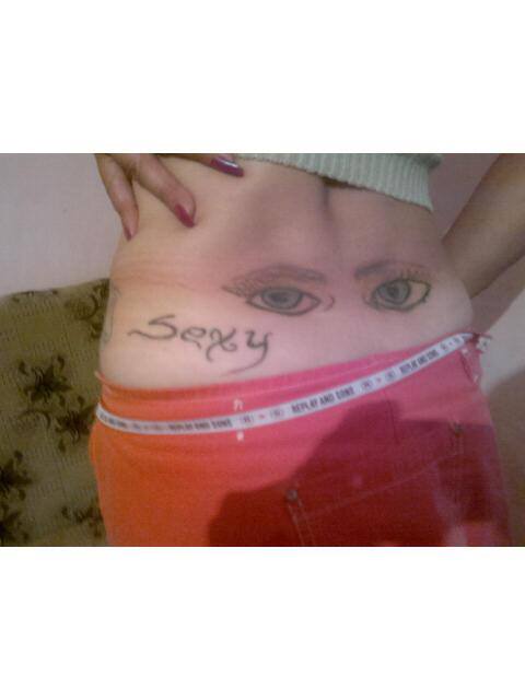 Sexy Morosanca este mandra nevoie mare de tatuajele sale